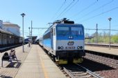 21.04.2015 - Choceň: 362.116-6 v čele R 867 ''Macocha'' Praha hl.n. - Brno hl.n., vlevo 80-30 014-2/163.066-4 na Os 5005 © PhDr. Zbyněk Zlinský