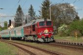 T 679.1578 v čele zvl.vlaku  projíždí stanicí Včelná, 7.5.2015, © Jan Kubeš