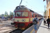 16.05.2015 - Týniště n.O.: souprava 854.213-6 + 20-29 227-6 + 80-29 208-3 přijíždí jako 13 min. opožděný Sp 1950 Letohrad - Hradec Králové © PhDr. Zbyněk Zlinský