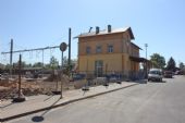 16.05.2015 - Týniště n.O.: proluka po vestibulu a komerční část výpravní budovy z ulice Nádražní © PhDr. Zbyněk Zlinský