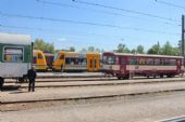 16.05.2015 - Týniště n.O.: 841.072-2 přijíždí jako 13 min. opožděný Os 5644 z Doudleb n.O., vlevo 841.073-0 jako Os 5147 (foto z Os 5605) © PhDr. Zbyněk Zlinský