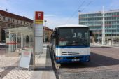 16.05.2015 - Hradec Králové, Riegrovo nám.: přímý autobus NAD čeká na cestující do Staré Paky © PhDr. Zbyněk Zlinský