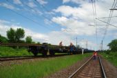 11.05.2015 - Trebišov: Kým prešiel vlak, ťahá sa už druhá pára koľajníc © Ondrej Krajňák