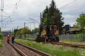 11.05.2015 - Trebišov: Traktor svojimi kliešťami prekladá koľajnice mimo trať © Ondrej Krajňák