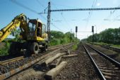 18.05.2015 - Trebišov výhybňa ŠRT: Traktor prekladá staré koľaje © Ondrej Krajňák