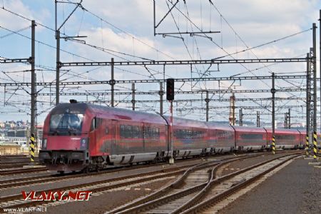 17.6.2015 - Praha hl.n.: rakouská souprava RJ 77 odjíždí © Jiří Řechka