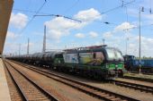 25.06.2015 - Pardubice hl.n.: 193.216-9 s cisternovým vlakem čeká na volno k další jízdě, vpravo 731.042-8 © PhDr. Zbyněk Zlinský