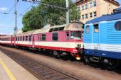 16.07.2015 - Hradec Králové hl.n.: 854.020-5 + 163.076-3 odjíždí na Sp 1957 do Letohradu © PhDr. Zbyněk Zlinský