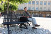 16.07.2015 - Hradec Králové, Riegrovo nám.: Ondrej odpočívá ve stínu před nádražím © PhDr. Zbyněk Zlinský