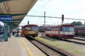 16.07.2015 - Hradec Králové hl.n.: 810.597-5 odstupuje z Os 5511 Turnov - Hradec Králové hl.n. © PhDr. Zbyněk Zlinský