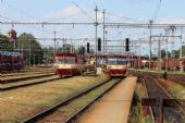 16.07.2015 - Hradec Králové hl.n.: 810.597-5 odstupuje z Os 5511 z Turnova a 810.058-8 nastupuje na Os 5514 ve směru opačném © PhDr. Zbyněk Zlinský