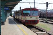 16.07.2015 - Hradec Králové hl.n.: 810.058-8 v čele Os 5514 Hradec Králové hl.n. - Turnov a osádka řešící nedovřené dveře přípojného vozu © PhDr. Zbyněk Zlinský