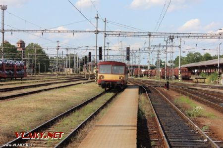 16.07.2015 - Hradec Králové hl.n.: 810.058-8 odváží 10 minut opožděný Os 5514 Hradec Králové hl.n. - Turnov a Ondreje © PhDr. Zbyněk Zlinský