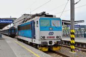 26.04.2015 - Praha-Holešovice: 362.113 odstupuje od soupravy © Jiří Řechka