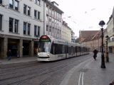 Freiburg im Breisgau, tramvaj typu Combino Advanced u zast. Bertoldsbrunnen, 30.4.2015 © Jiří Mazal