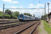 30.07.2015 - Velký Osek: 80-30 002-7 (961.002-3)/162.014-5 přijíždí jako R 790 Kolín - Ústí n.L. západ © PhDr. Zbyněk Zlinský