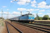 30.07.2015 - Velký Osek: 80-30 002-7 (961.002-3)/162.014-5 přijíždí jako R 790 Kolín - Ústí n.L. západ © PhDr. Zbyněk Zlinský