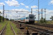 30.07.2015 - Velký Osek: 471.009-1/971.009-6 přijíždí jako Os 5820 Kolín - Praha Masarykovo n. © PhDr. Zbyněk Zlinský