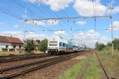 30.07.2015 - Velký Osek: 471.009-1/971.009-6 přijíždí jako Os 5820 Kolín - Praha Masarykovo n. © PhDr. Zbyněk Zlinský