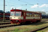 16.7.2015 - Hradec Králové: 810 597-5 odchádza preč od súpravy © Ondrej Krajňák