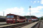 31.07.2015 - Brezno: zde končící osobní vlak s brejlovcem a 812.002 do Tisovce © Martin Skopal