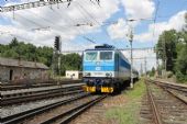 30.07.2015 - Velký Osek: 163.080-5 v čele projíždějícího R 927 ''Rozkoš'' Praha hl.n. - Trutnov hl.n. © Karel Furiš