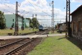 30.07.2015 - Velký Osek: 80-30 006-8 (961.006-4)/163.073-0 odjíždí jako 10 min. zpožděný R 788 Kolín - Ústí n.L. západ © PhDr. Zbyněk Zlinský