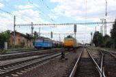 30.07.2015 - Velký Osek: 123.003-6 s nákladem a 162.117-6 v čele odklonového IC 1008/Ex 10308 ''RegioJet'' Havířov - Praha hl.n. © PhDr. Zbyněk Zlinský