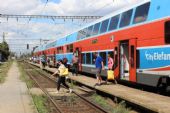 30.07.2015 - Velký Osek: 471.041-4/971.041-9 jako 7 min. zpožděný Os 5825 Praha Masarykovo n. - Kolín, Karel nastupuje © PhDr. Zbyněk Zlinský