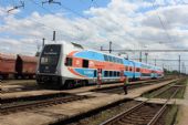 30.07.2015 - Velký Osek: 471.026-5/971.026-0 přijíždí jako Os 5828 Kolín - Praha Masarykovo n. © PhDr. Zbyněk Zlinský