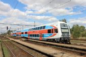 30.07.2015 - Velký Osek: 471.026-5/971.026-0 odjíždí jako Os 5828 Kolín - Praha Masarykovo n. © PhDr. Zbyněk Zlinský