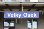 30.07.2015 - Velký Osek: název stanice na výpravní budově © PhDr. Zbyněk Zlinský