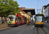Tramvaj Combino Duo 201 a Combino 103 na zastávce Bahnhofsplatz; srpen 2015 © Pavel Stejskal