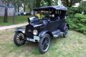 29.08.2015 - Hradec Králové, Smetanovo nábř.: ani Ford T Touring z roku 1917 © PhDr. Zbyněk Zlinský