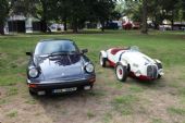 29.08.2015 - Hradec Králové, Smetanovo nábř.: Porsche 911 SC z roku 1983 a Aero Minor Sport z r. 1950 © PhDr. Zbyněk Zlinský