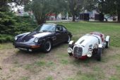 29.08.2015 - Hradec Králové, Smetanovo nábř.: Porsche 911 SC z roku 1983 a Aero Minor Sport z r. 1950 © PhDr. Zbyněk Zlinský