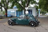 29.08.2015 - Hradec Králové, Smetanovo nábř.: Citroën 11 Légere z roku 1934 před vjezdem do areálu © PhDr. Zbyněk Zlinský