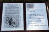 29.08.2015 - Hradec Králové, Smetanovo nábř.: replika parního motocyklu z roku 1868 - výstavní popis © PhDr. Zbyněk Zlinský