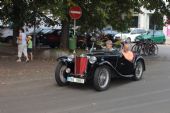 29.08.2015 - Hradec Králové, Smetanovo nábř.: do areálu míří stařičký sportovní vůz MG © PhDr. Zbyněk Zlinský