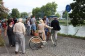 29.08.2015 - Hradec Králové, Smetanovo nábř.: k dobovému odění patří dobový bicykl © PhDr. Zbyněk Zlinský