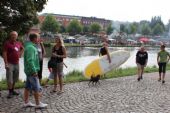 29.08.2015 - Hradec Králové, Smetanovo nábř.: návštěvník z poněkud nezvyklým náčiním hodlá předvést paddleboarding © PhDr. Zbyněk Zlinský