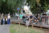 29.08.2015 - Hradec Králové, Smetanovo nábř.: moderátorka předává slovo otci akce © PhDr. Zbyněk Zlinský