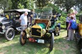 29.08.2015 - Hradec Králové, Smetanovo nábř.: Ford T bez bližších údajů vedle Forda T Touring z roku 1917 © PhDr. Zbyněk Zlinský