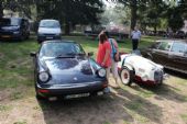 29.08.2015 - Hradec Králové, Smetanovo nábř.: Porsche 911 SC z roku 1983 a Aero Minor Sport z r. 1950 © PhDr. Zbyněk Zlinský