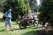 29.08.2015 - Hradec Králové, Smetanovo nábř.: Karel Furiš míjí motocykly Nimbus z roku 1951 a AJS z roku 1917 © PhDr. Zbyněk Zlinský