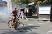 29.08.2015 - Hradec Králové, Smetanovo nábř.: jedna ze dvou přítomných replik parního motocyklu Roper z roku 1894 v akci © PhDr. Zbyněk Zlinský