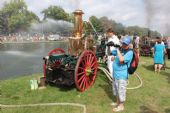 29.08.2015 - Hradec Králové, Eliščino nábř.: klatovská parní stříkačka z roku 1881 a Karel Furiš © PhDr. Zbyněk Zlinský