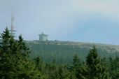 Mlhavý Brocken s vlakem pod vysilačem.Foto; 09.2005 © Pavel Stejskal