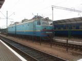 19.8.2015 - VL10-1490 obieha svoju súpravu, aby vlak mohol pokračovať do Kyjeva © Oliver Dučák