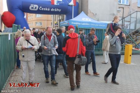 26.09.2015 - Hradec Králové hl.n.: Jiří Řechka se jde podívat, co nabízí informační stánek u hlavního vchodu hrnoucím se návštěvníkům © PhDr. Zbyněk Zlinský